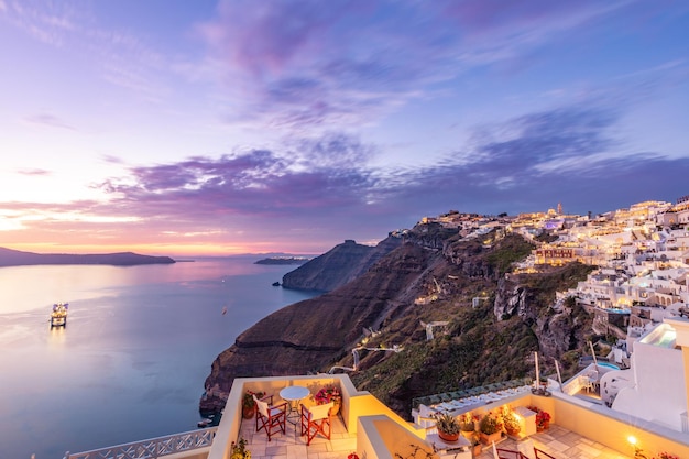 Dramatischer Blick auf den Sonnenuntergang der Insel Santorini. Malerischer Frühlingssommer-Sonnenuntergangsonnenaufgang auf berühmter Ansicht