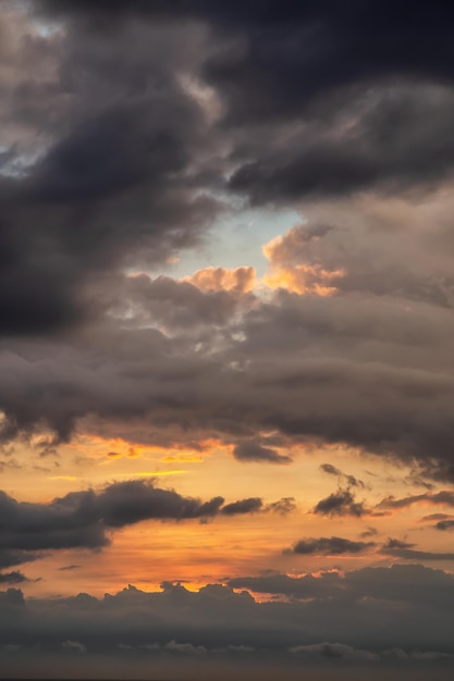 Dramatischer Blick auf eine Wolkenlandschaft während eines dunklen und farbenfrohen Sonnenuntergangs