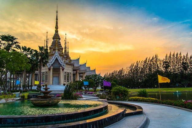 Dramatischer bunter Himmel des schönen Thailand-Tempels Thailands