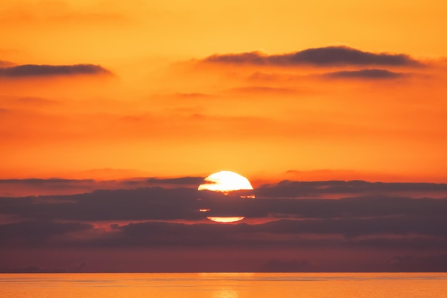 Dramatischer bunter Sonnenaufgangshimmel über dem Tyrrhenischen Meer Abstrakter roter Himmel Wolkengebilde Naturhintergrund