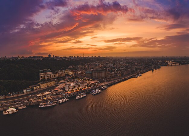 Dramatischer bunter Sonnenuntergang über dem Fluss Dnipro in Kiew, Ukraine, Reisehintergrund