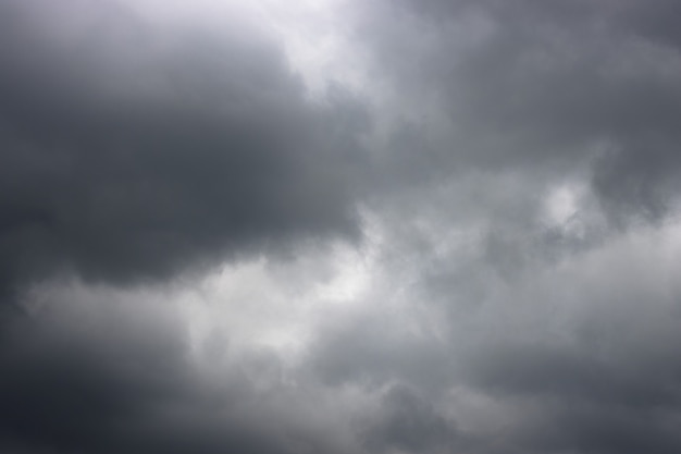 Dramatischer dunkler Wolkenhimmel vor dem Sturm