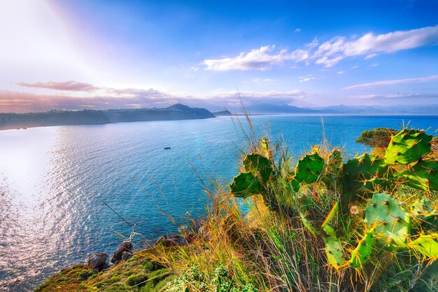 Foto dramatischer frühlingssonnenuntergang auf dem panorama des kaps milazzo des naturschutzgebiets piscina di venere