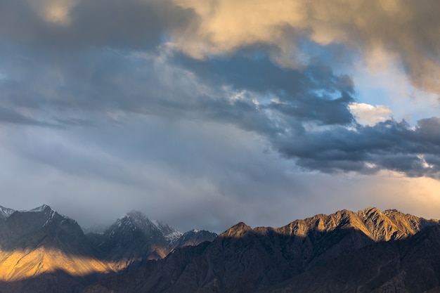 Dramatischer Himmel des Sonnenuntergangs in den Karakorum-Bergen.