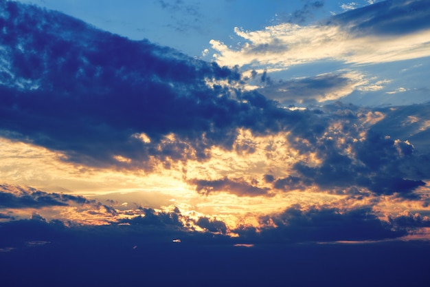 Dramatischer Himmel, dunkler Sonnenuntergang oder Sonnenaufgangswolken