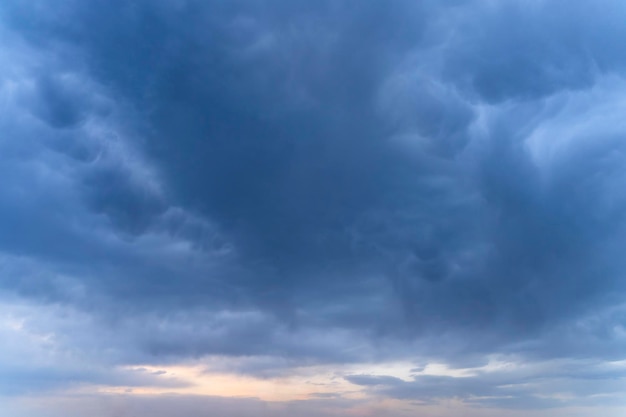 Dramatischer Himmel Hintergrund von dunkelblauen Wolken vor Gewitter