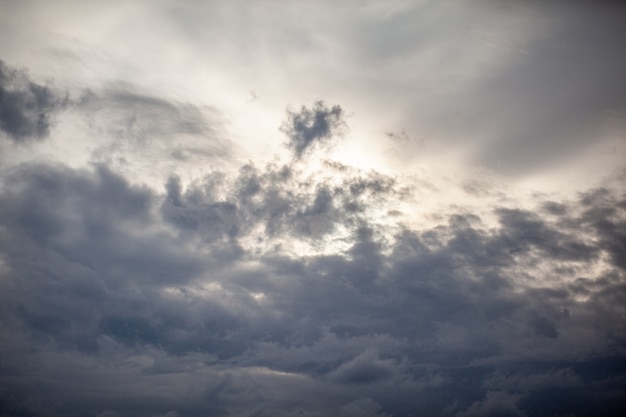 Dramatischer Himmel mit grauen Wolken über der Stadt vor dem Sturm. Wetter vor oder nach einem Sturm.