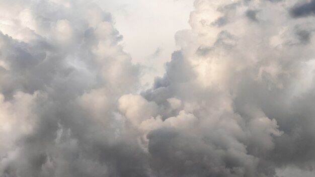 Dramatischer Himmel mit stürmischen grauen Gewitterwolken