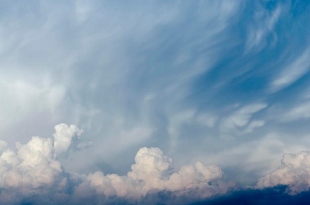 Dramatischer Himmel mit stürmischen Wolken