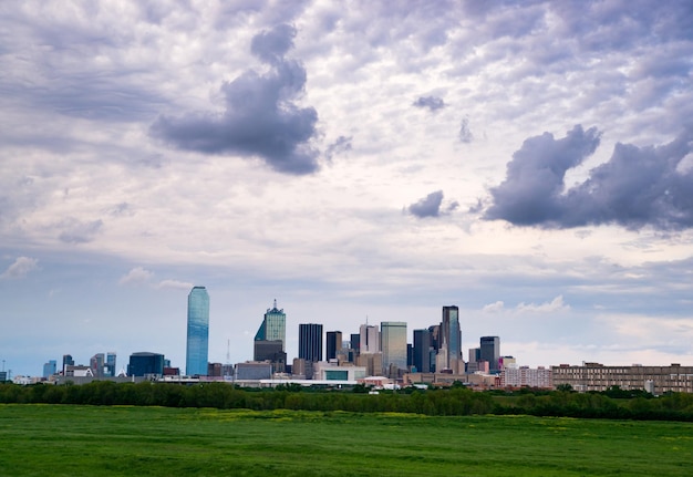 Dramatischer Himmel über der Skyline der Innenstadt von Houston, Texas