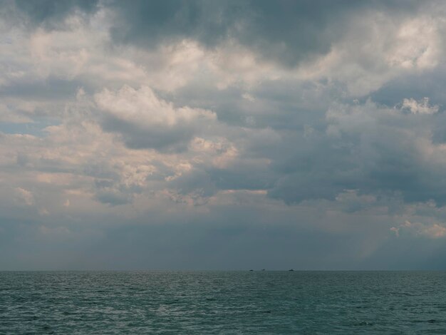 Dramatischer Himmel und ruhige Meereslandschaft