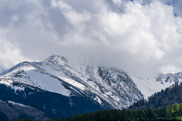 Dramatischer Himmel und Wolken über Berggipfel