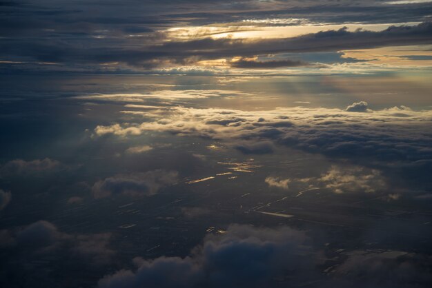 Dramatischer Himmel und Wolken