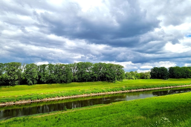 Dramatischer Himmel vor einem Gewitter am Flussufer