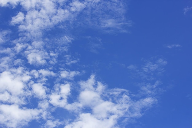 Dramatischer Himmelhintergrund der schönen Wolken