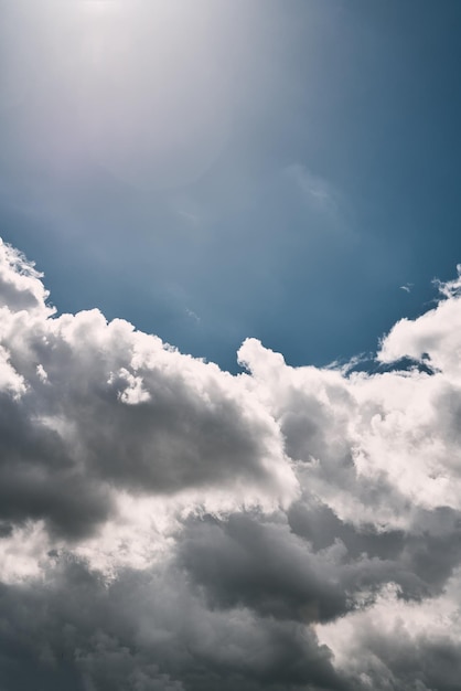 Dramatischer Himmelshintergrund mit Kontrastwolken