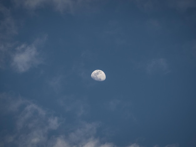 Dramatischer Mond über dem dunklen Himmel