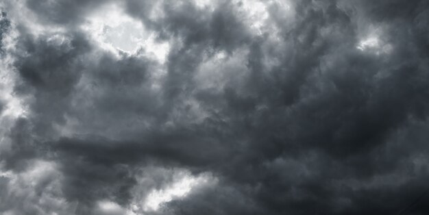 Dramatischer natürlicher Hintergrund der Wolkengebilde. Abstrakte Naturatmosphärenhintergründe. Dramatischer Hintergrundhimmel und -wolken bunt zur Dämmerungszeit. Platz für Website kopieren