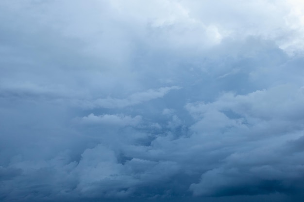 Dramatischer regnerischer Himmel und dunkle Wolken