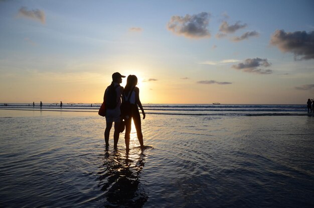 Dramatischer Sonnenuntergang am Strand von Kuta auf Bali