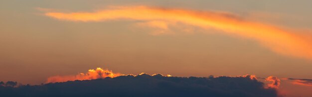 Dramatischer Sonnenuntergang, die Sonnenstrahlen scheinen durch die Wolken.