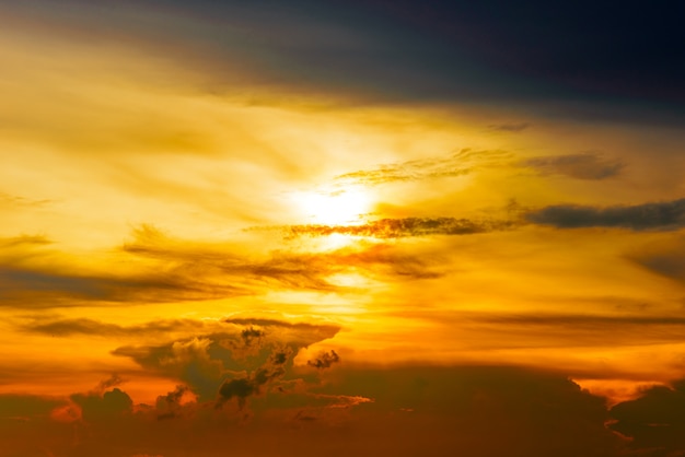 dramatischer sonnenuntergang himmel mit wolken