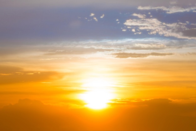 Dramatischer Sonnenuntergang mit buntem Himmel