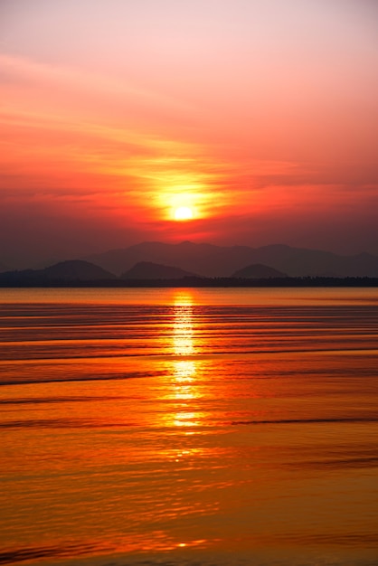 Dramatischer Sonnenuntergang über Berg und Meer.