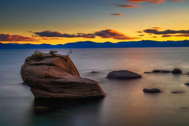 Dramatischer Sonnenuntergang über dem Bonsai Rock von Lake Tahoe, Nevada