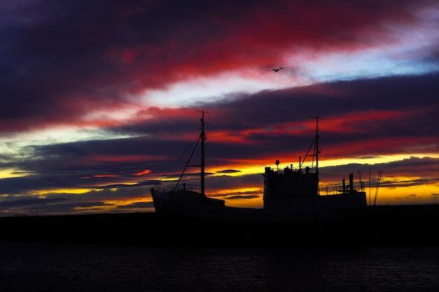 Dramatischer Sonnenuntergang über dem Hafen von Hofn im Südosten Islands