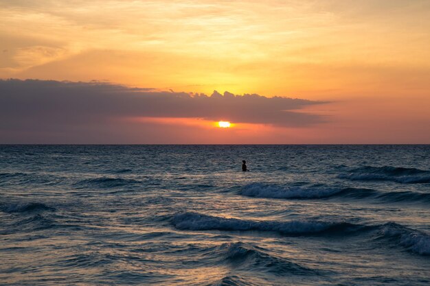 Dramatischer Sonnenuntergang über dem karibischen Naturhintergrund