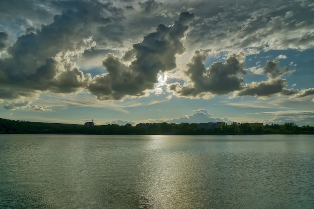 Dramatischer Sonnenuntergang über dem Stadtsee