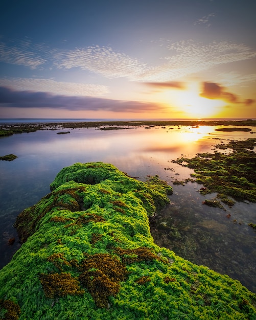 Dramatischer Sonnenunterganghimmel am Ngrumput-Strand, Yogyakarta, Indonesien. HDR verarbeitet