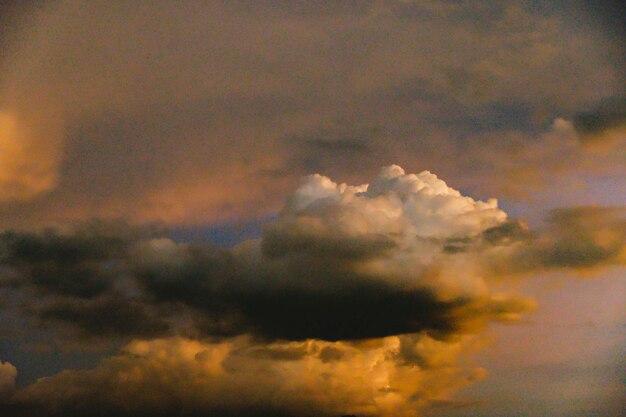 Dramatischer Sonnenunterganghimmel bunt