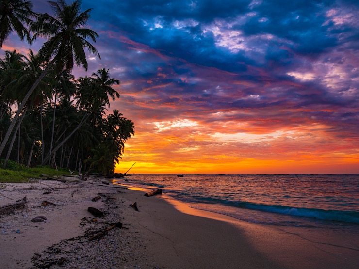 Foto dramatischer sonnenuntergangshimmel auf see, tropischer wüstenstrand, keine menschen, stürmische wolken, reiseziel, indonesien banyak islands sumatra