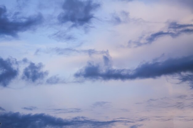 Dramatischer Sonnenuntergangshimmel mit Wolken an einem windigen Sommertag