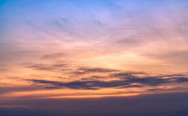 Dramatischer Sonnenuntergangshimmel. Romantischer Himmel. Bunter Sonnenuntergang.