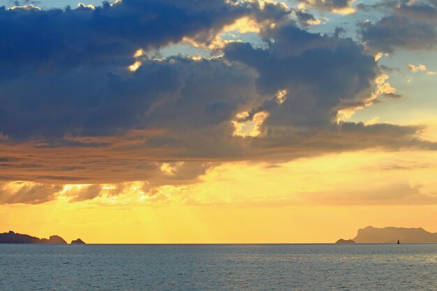 Dramatischer Sonnenuntergangshimmel und tropisches Meer in der Dämmerung