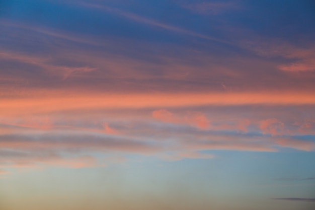 Dramatischer Sonnenuntergangshimmelhintergrund mit feurigen Wolken, gelbe, orange und rosa Farbe, Naturhintergrund. Hübsche Himmel