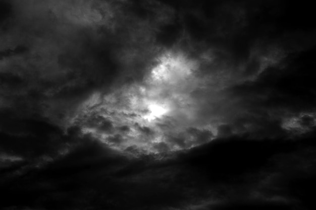 Dramatischer stürmischer dunkel bewölkter Himmel vor Regen Textur Hintergrund