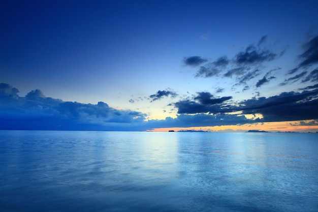 Dramatischer tropischer See- und Himmel-Sonnenuntergang der Langzeitbelichtung