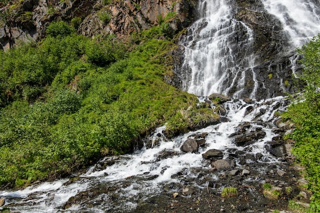 Dramatischer Wasserfall von Horsetail Falls im Keystone Canyon