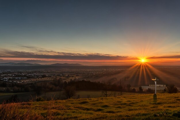 Dramatisches Panorama Ostern Sonntagmorgen Sonnenaufgang mit Kreuz auf dem Hügel