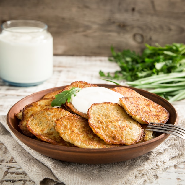 Draniki - Kartoffelkrapfen. Kartoffelpfannkuchen. Das naitonale Gericht von Belarus, der Ukraine und Russland.