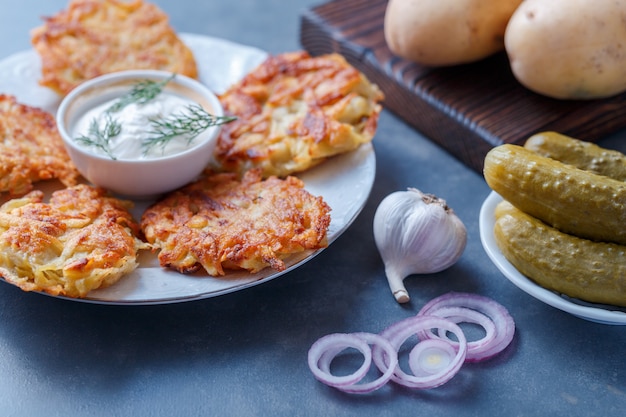 Draniki, Kartoffelpuffer. Kartoffelpuffer liegen auf einem Teller.