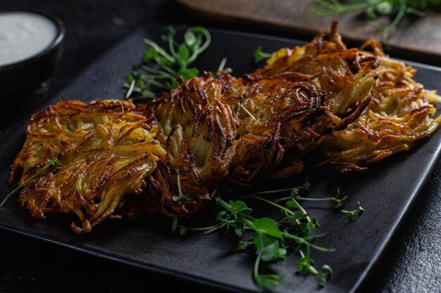 Foto draniki panquecas de batata com molho de alho