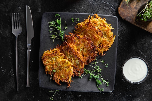 Draniki Panqueques de patatas con salsa de ajo