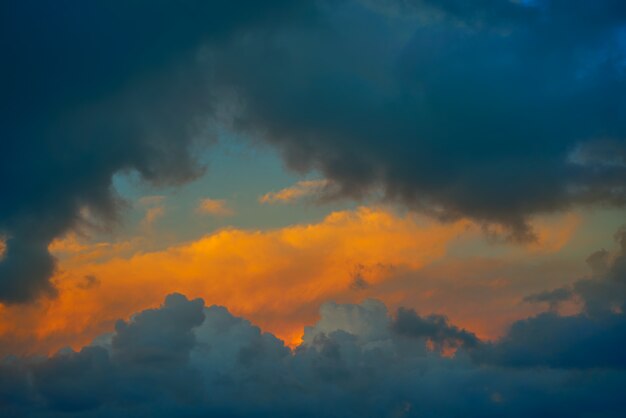 Drastische Wolken am orange Himmel des Sonnenuntergangs