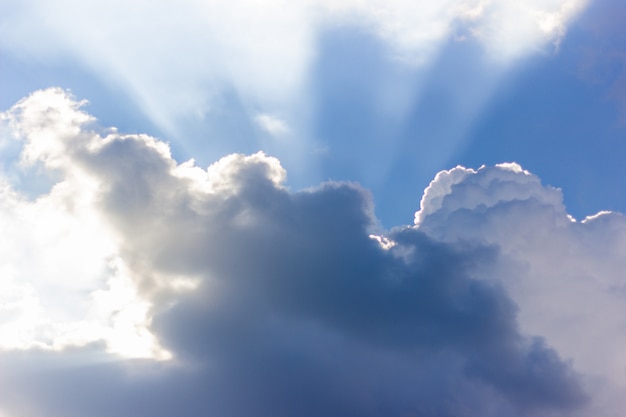 Drastischer blauer Himmel mit schönen Wolken und Sonnenstrahlen am Abend