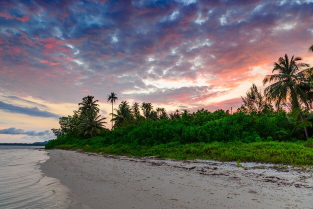 Drastischer Himmel des Sonnenuntergangs auf Meer, tropisches Wüste beac